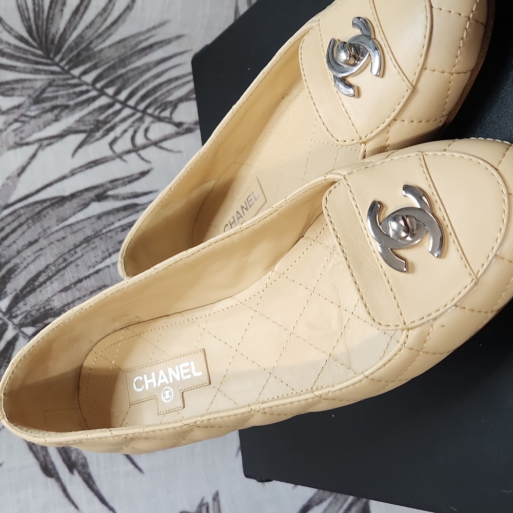 CHANEL Beige Quilted Lamb Skin Flats with Silver Accent Turn Lock CC Size 37 EU